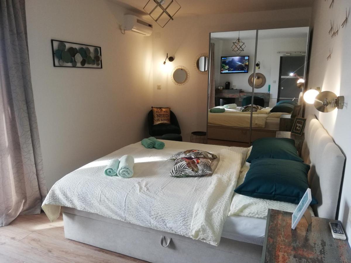 Riviera Rooms And Apartments Palit Esterno foto