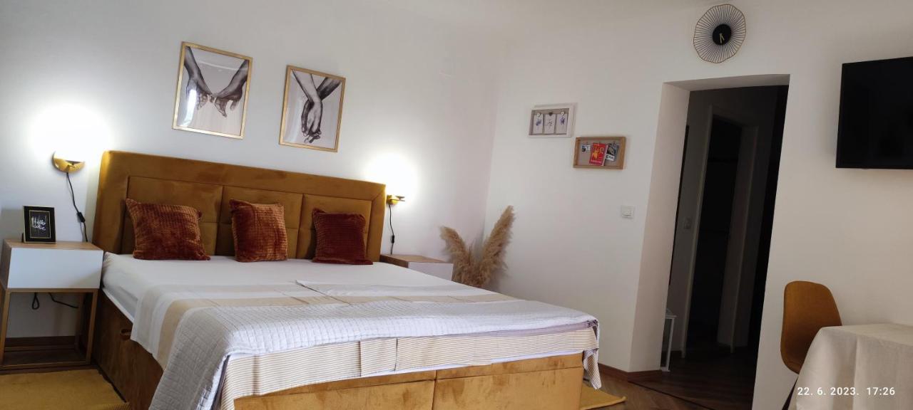 Riviera Rooms And Apartments Palit Esterno foto